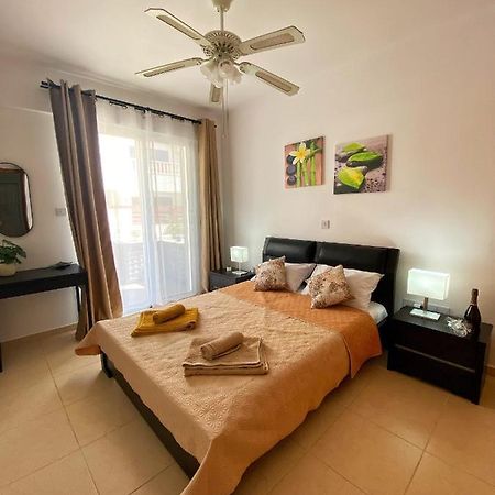Cozy Poolside Apartment Paphos Esterno foto