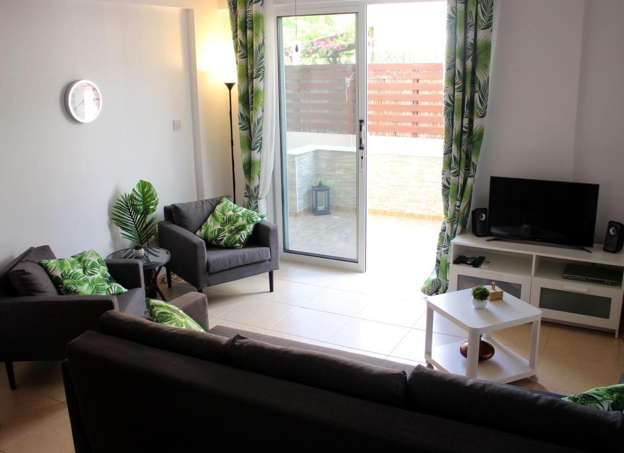 Cozy Poolside Apartment Paphos Esterno foto