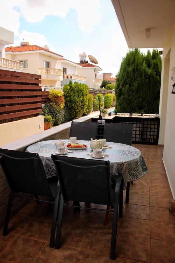 Cozy Poolside Apartment Paphos Esterno foto
