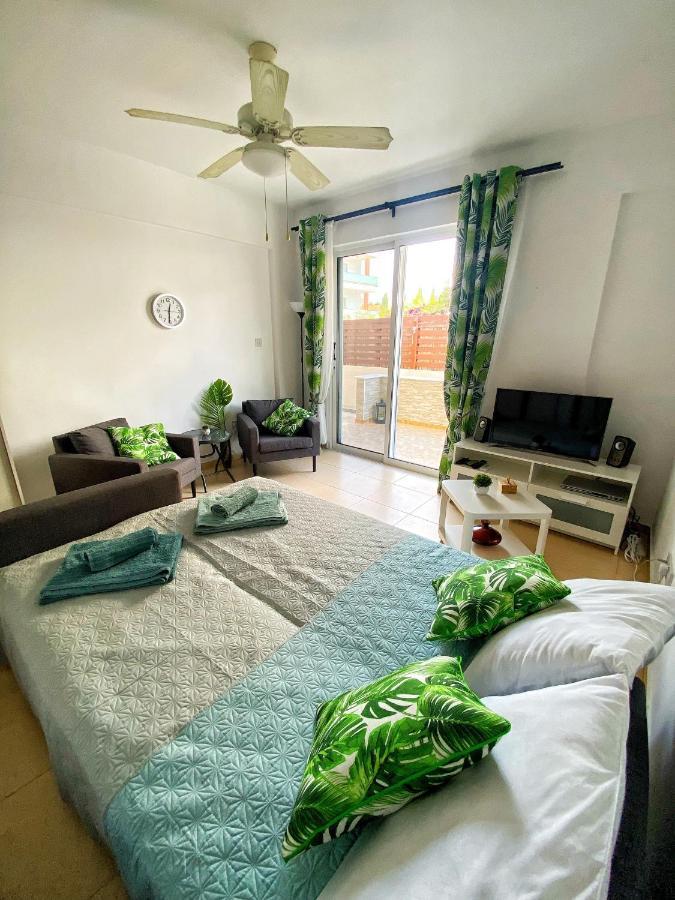 Cozy Poolside Apartment Paphos Esterno foto