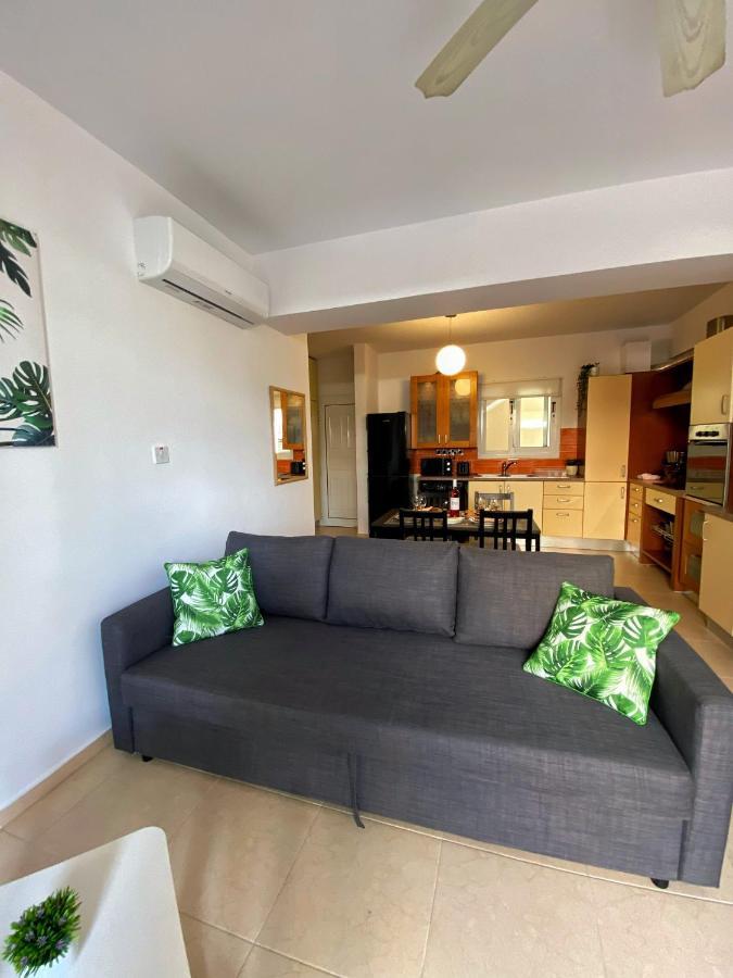 Cozy Poolside Apartment Paphos Esterno foto