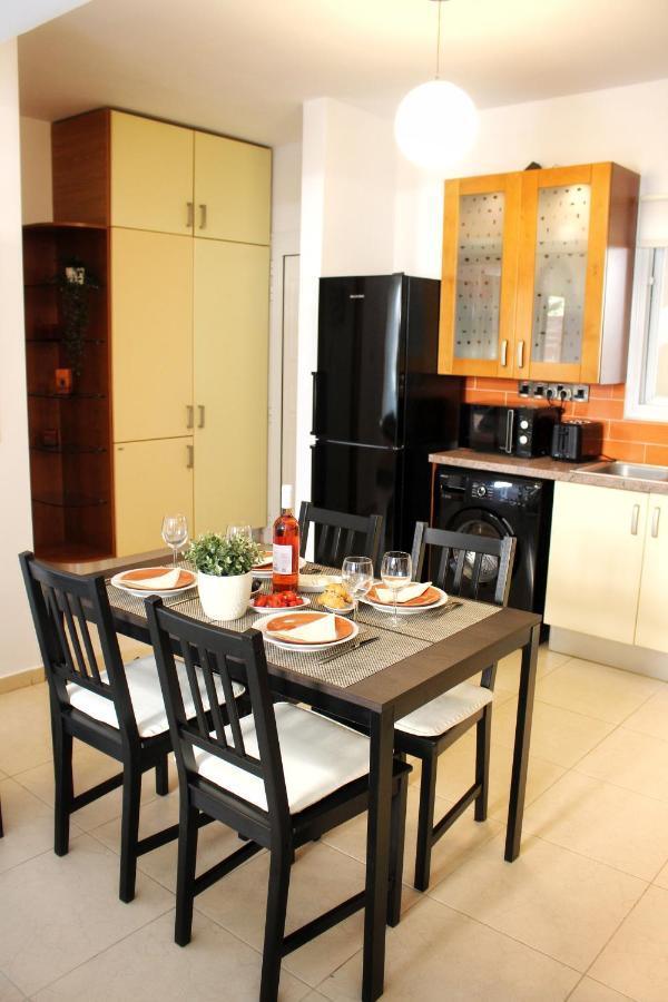 Cozy Poolside Apartment Paphos Esterno foto