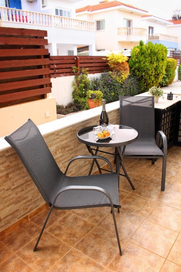 Cozy Poolside Apartment Paphos Esterno foto